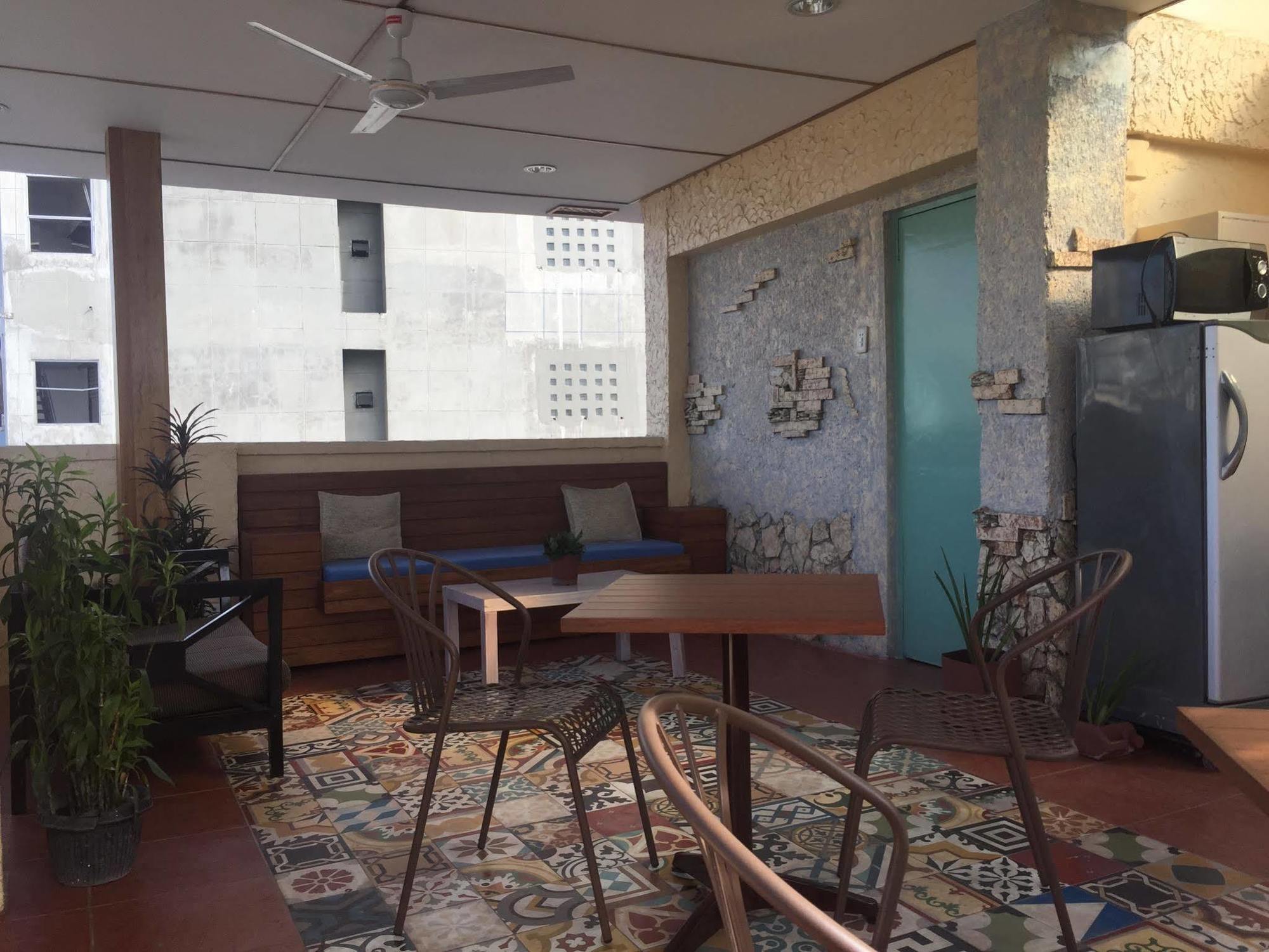 1 River Central Hostel Makati City Dış mekan fotoğraf