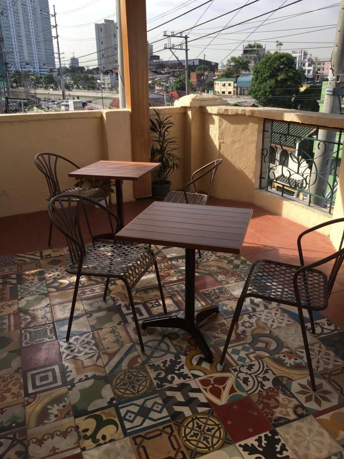 1 River Central Hostel Makati City Dış mekan fotoğraf